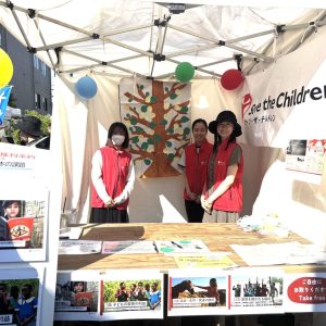 民主主義ユースフェスティバルの出展ブースの様子