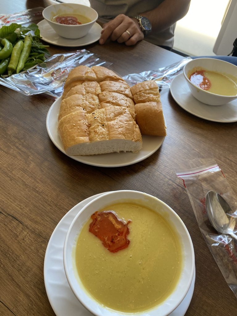 トルコの定番料理であるレンズ豆のスープ
