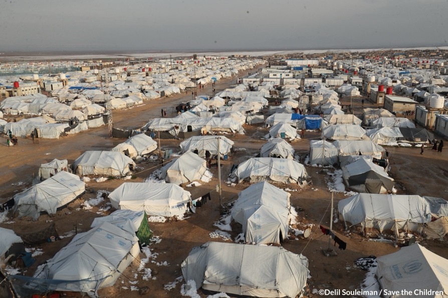冬を迎えたシリア北東部の国内避難民キャンプ。雪が降り、厳しい寒さに直面している。